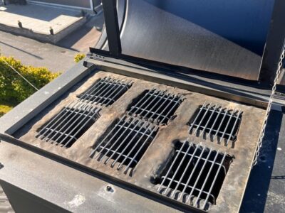 en skorsten med sex stycken kaj galler på rökkanaler