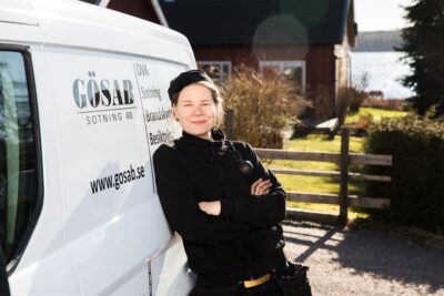 Kvinnliga sotare mot en Gösab Sotning AB fordon